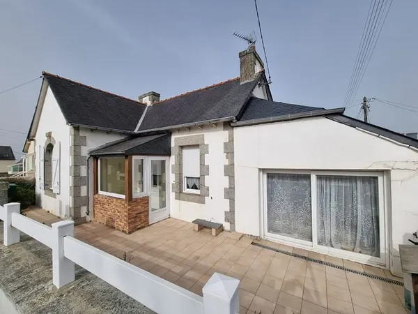 BEGARD, centre-ville, maison de plain-pied sur terrain de 499 m2.