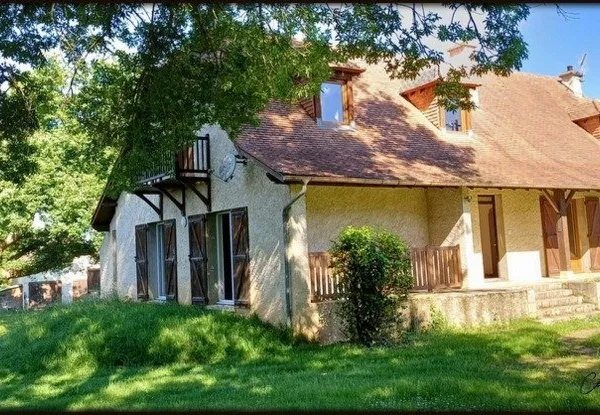 A Lembeye, sur un terrain de plus de 3000m² Maison de 185 m² 5 chambres et une belle dépendance