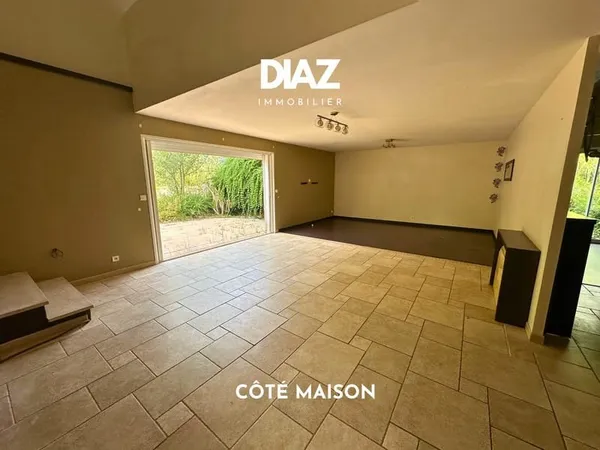 Maison principale avec bureau et garage/hangar à Montbazin