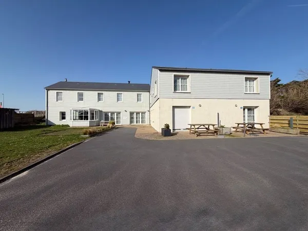 Ensemble immobilier de deux maisons avec activité de chambres d'hôtes - À 150 m de la mer à CREANCES