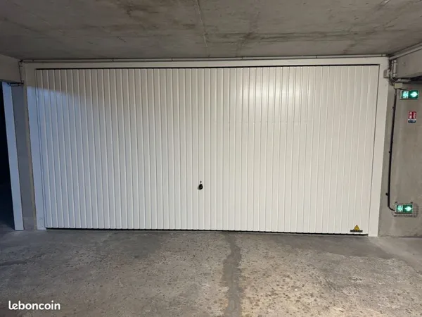 Box fermé 50 m² très sécurisé