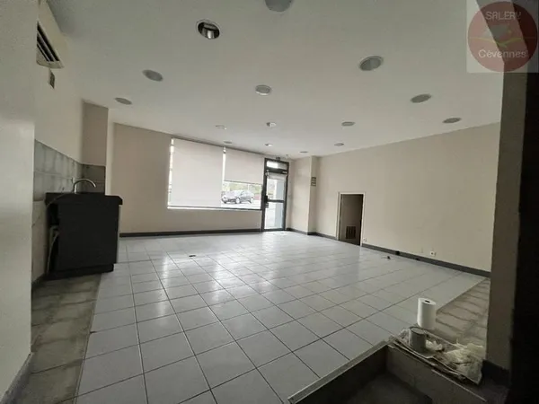 Local commercial emplacement n°1, appartement et garage.
