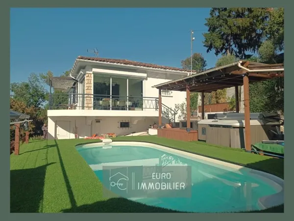 Maison sur 2 niveaux de 140 m², 4 chambres, piscine,, terrain