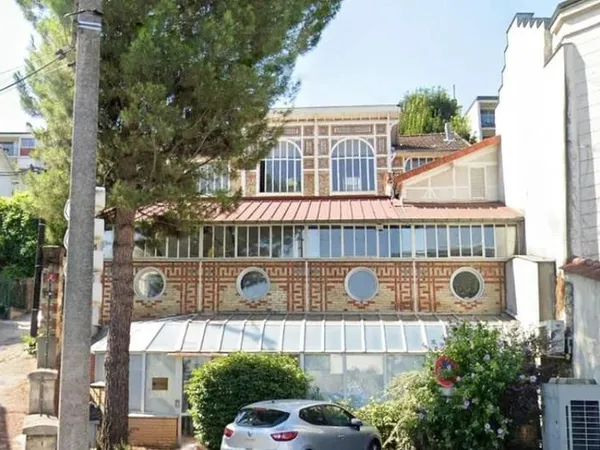Bureaux à vendre à Meudon, découvrez ces bureaux en triplex inspirant de 327 m², situé dans une anci