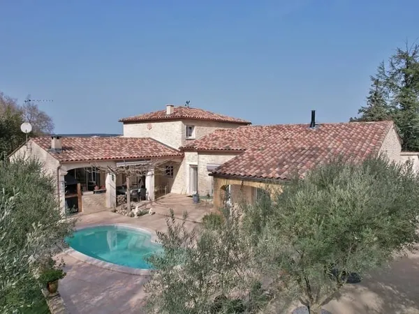 Spacieuse villa avec piscine Uzès à pied!