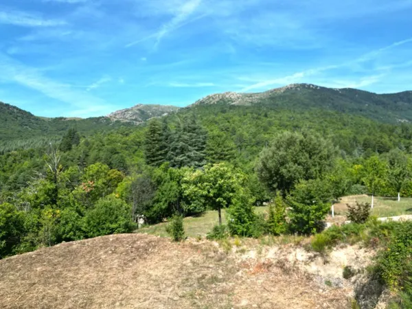 Terrain constructible avec vue panoramique.