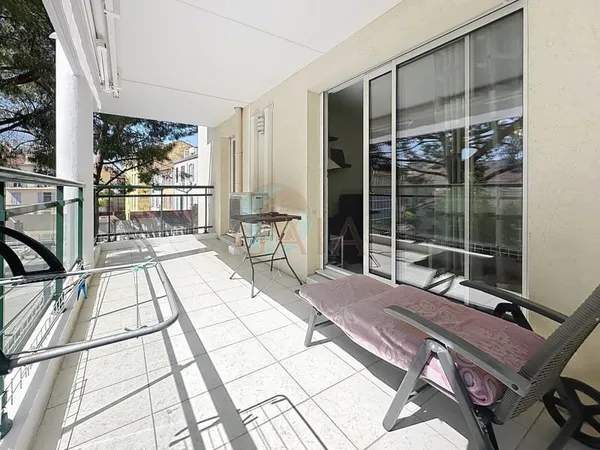CANNES CENTRE BEAU 2P ETAGE ELEVE TERRASSE OUEST CALME PARKI