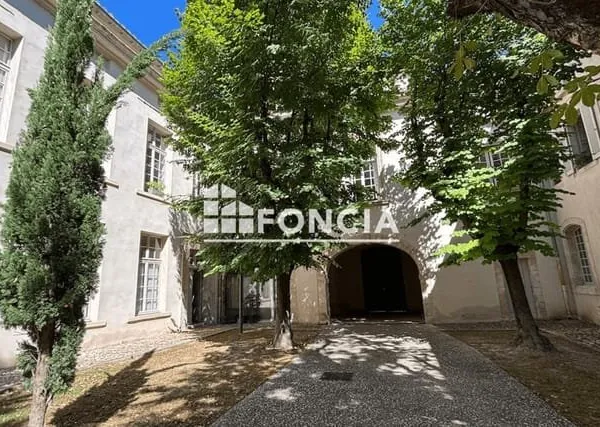 Exclusivité FONCIA, T2 1er étage avec ascenseur de 45.9m2 avec balcon et parking, centre historique