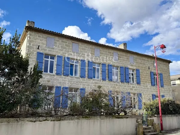 Imposante maison de village aux volumes exceptionnels avec fort potentiel d'aménagement