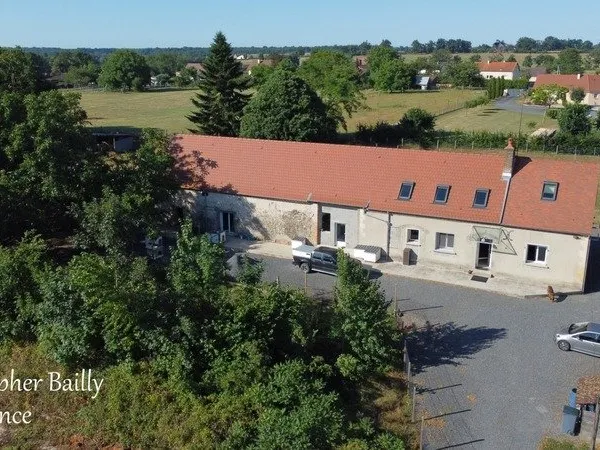 Longère bourbonnaise récemment rénovée, 5 chambres, proche des commodités