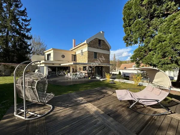 PROPRIÉTÉ PONTOISE ? 5 chambres, piscine et terrain de 1140 m² sans vis-à-vis.