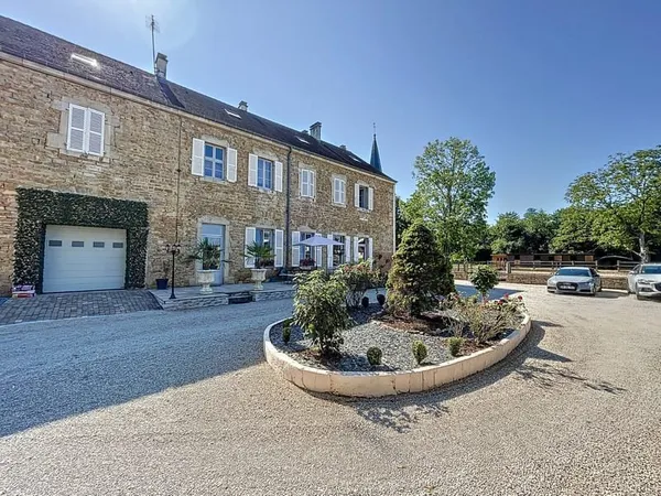 Maison rénovée avec piscine à Beaufort !