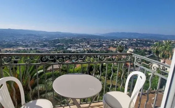 GRASSE, dans ancien hôtel particulier superbe appartement
