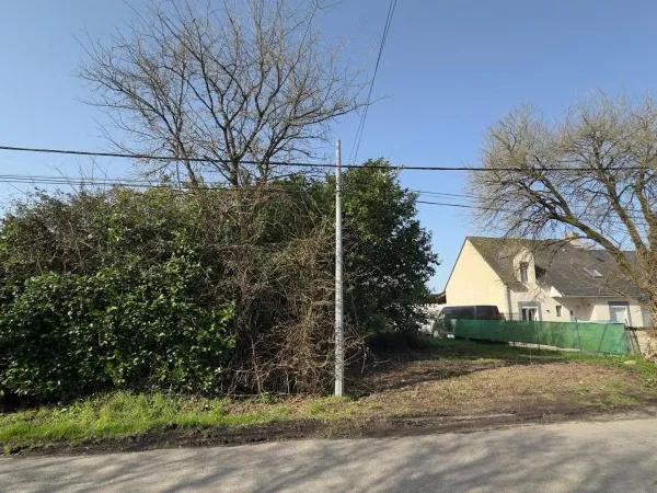 Terrain constructible dans hameau au calme