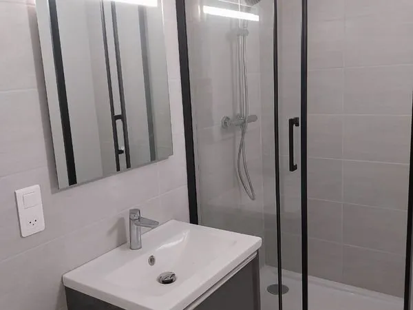 Studio 20m2 10min facs 380 charges comprises