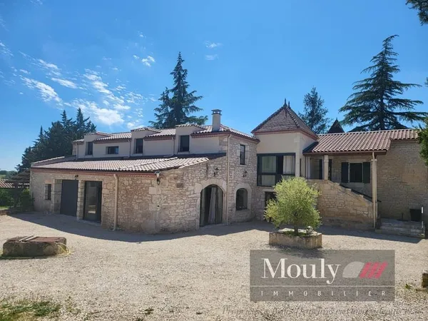 PRESTATION DE QUALITE POUR CETTE PROPIETE RESTAUREE DANS UN