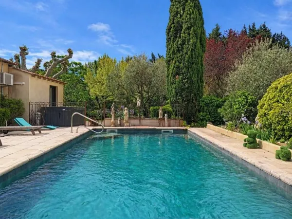 Propriété de charme avec parc de 5000 m² et piscine