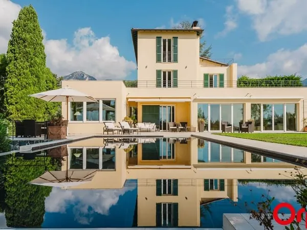 Maison 11 pièces 366 m²