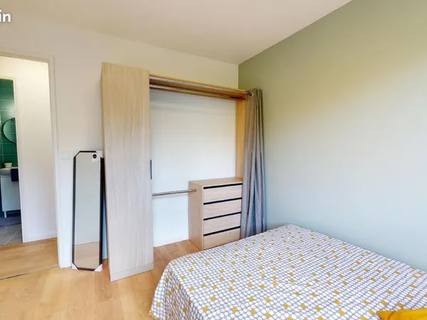 Chambre 7 pièces 87 m²