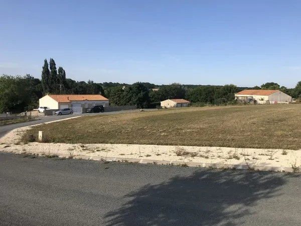 TERRAIN À BÂTIR VIABILISÉ EAU/ÉLECTRICITÉ/TÉLÉPHONE EN LOTIS