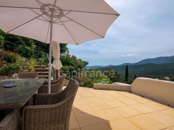 Var (83), à vendre LA CROIX VALMER MAISON T7 de 157 m² Piscine VUE MER, ILES ET COLLINES sur golfe d