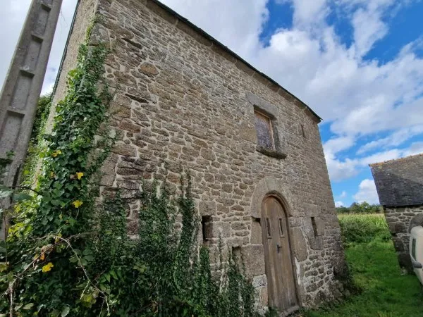 CÔTES D'ARMOR Charmante bâtiment traditionnelle en pierre à rénover