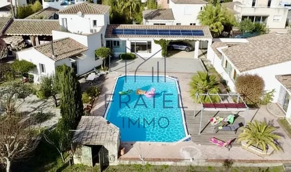 Deux villas, une seule adresse : propriété rare avec piscine