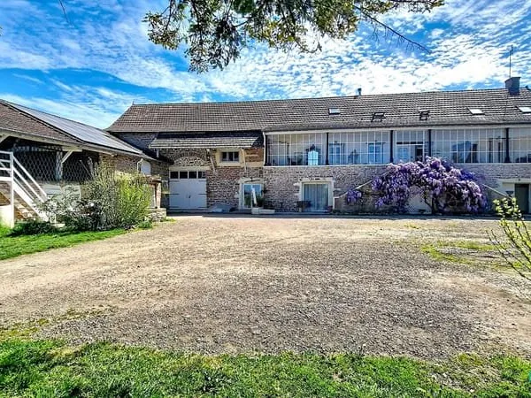 Proche LAIVES : longère de 280m² et ses dépendances sur 20 ar