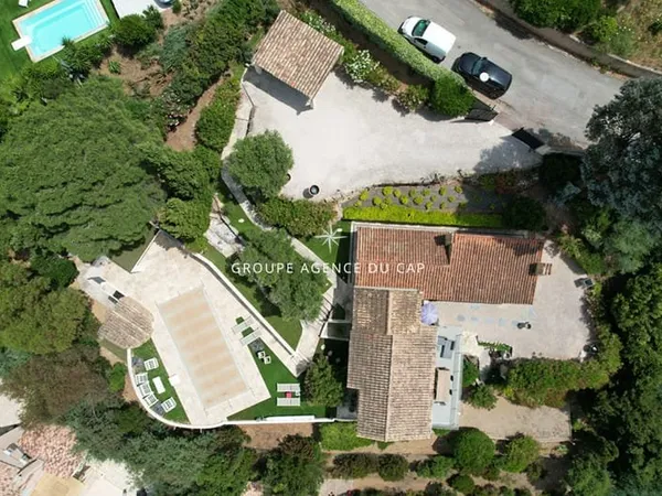 À VENDRE VILLA DE 150 M² 5 PIÈCES AVEC UNE JOLIE VUE MER SUR LE GOLFE DE SAINT-TROPEZ ET LES COLLINE