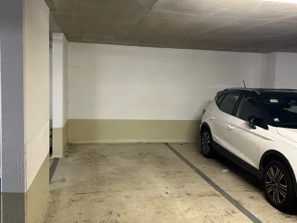 Location Place de Parking - Spacieuse, Sécurisée, Accès Porte Automatique + Télécommande VIP (voitur