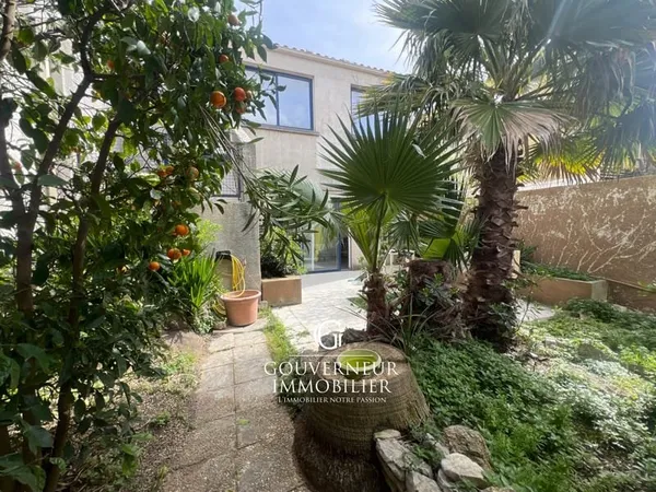 Local commercial avec patio + grand espace stockage