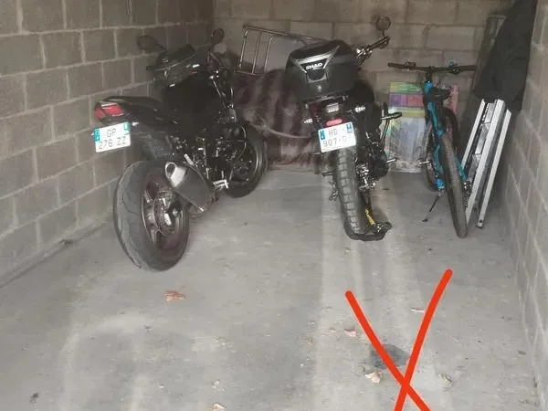 Place de parking dans garage (moto)