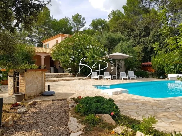 LORGUES, Maison 4 chambres sur 3791 m2 de terrain avec piscine, poolhouse et garage