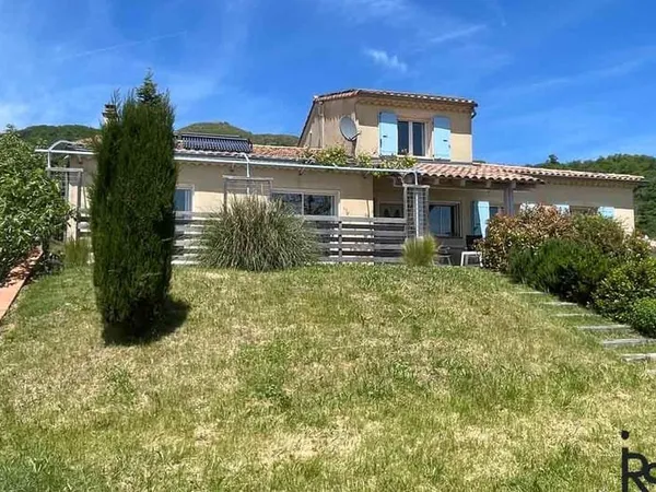 Une villa de 144 m2 habitables avec terrasse et 1138 m2 de j