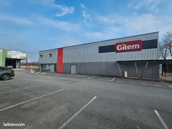 Local professionnel 200m2 + parking