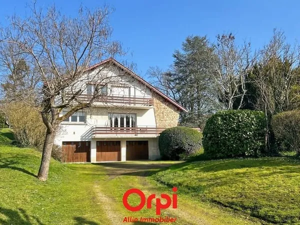 Maison 7 pièces 233 m²