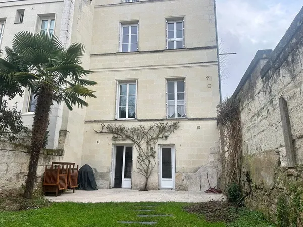 A vendre - Centre de ville de Saumur (49400) maison en pierre de tuffeaux - 5 chambres - Jardin - 15
