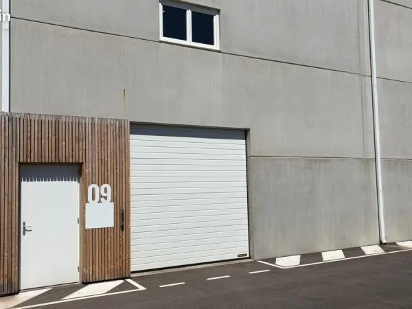 Local d’activité et entrepôt Location Vendargues  110m² 1120€