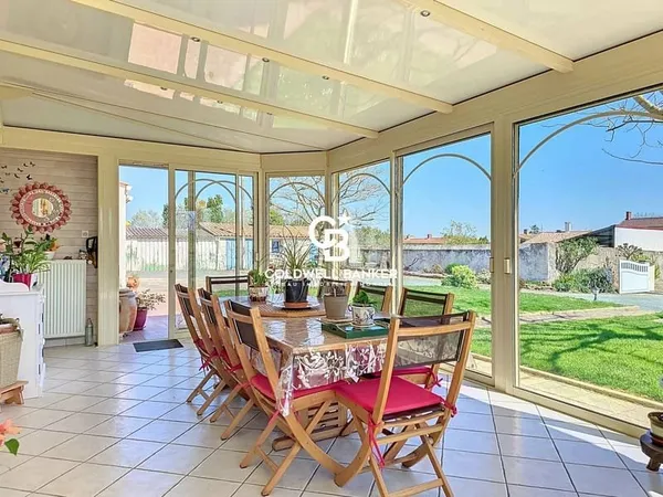 Belle maison de plain pied et grand terrain constructible à Saint Michel en l'Herm