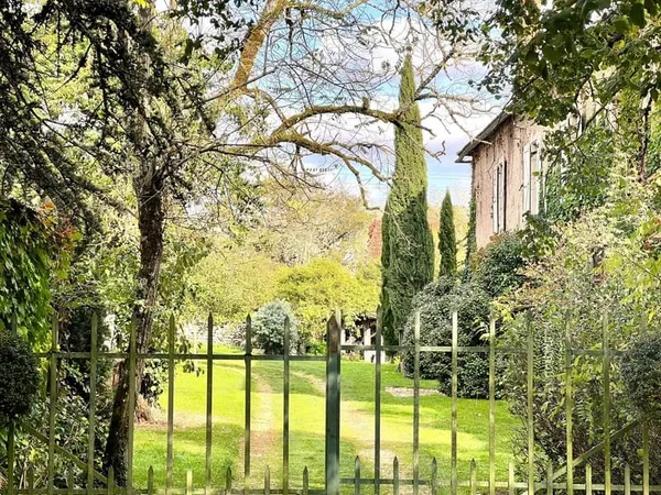 Secteur Cajarc. Grande propriété agricole avec manoir et dépendances sur 31 hectares de terrain
