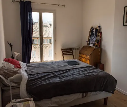 Loue appartement 80m² haute ville Toulon (83) - 5ème étage plein sud - 2 chambres