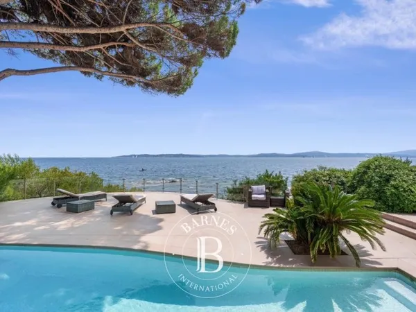 LOCATION SAISONNIÈRE - GOLFE DE SAINT-TROPEZ/GRIMAUD - 2 VILLAS - PIEDS DANS L'EAU - PLAGE PRIVÉE - 