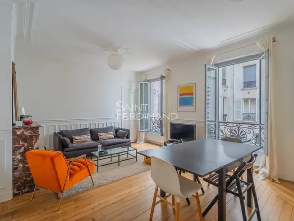 Exclusivité. Paris 17ème Square des Batignolles. 2 pièces 1 chambre.