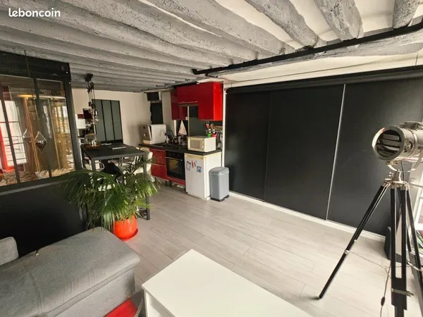 Studio lumineux avec vue dégagée au coeur de Paris 2e