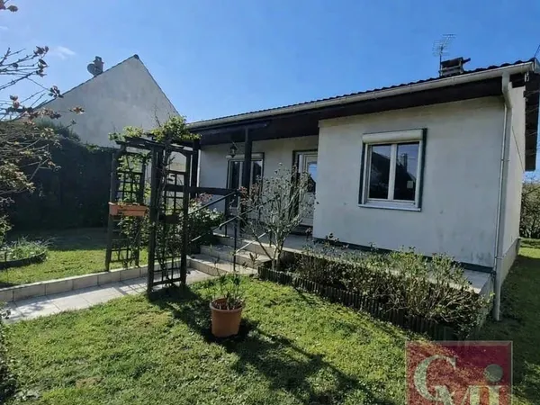 Exclusivité ! DPE en C - Rare : Pavillon de plain-pied sur env.517m2 de terrain - proche des commodi