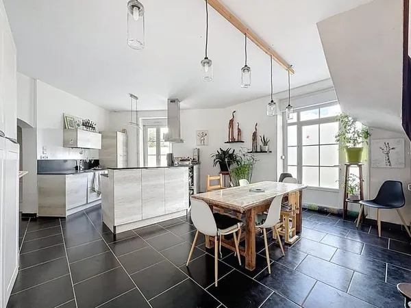 MAISON ENTIEREMENT RÉNOVÉE AVEC POTENTIEL LOCATIF