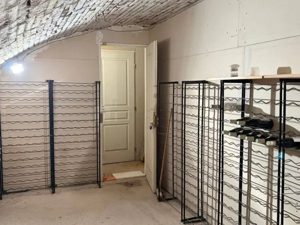 Cave 13 m²