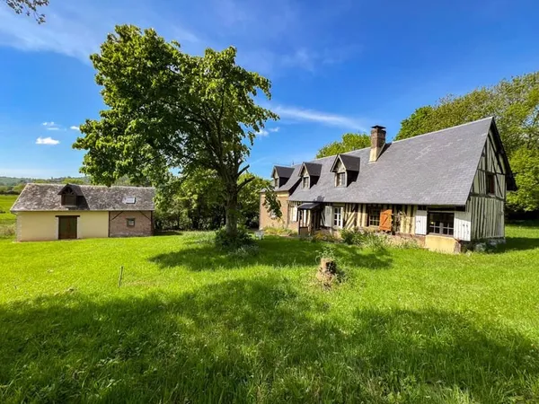 Maison en briques et colombages dans un calme absolu