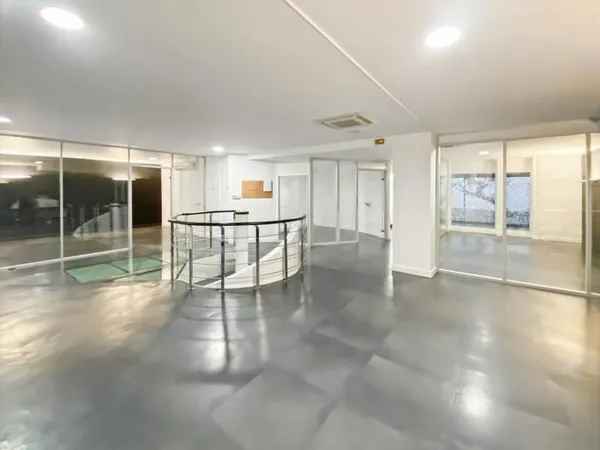 Bureaux à la vente avec un accès direct sur rue à proximité immédiate du métro "Anatole France"