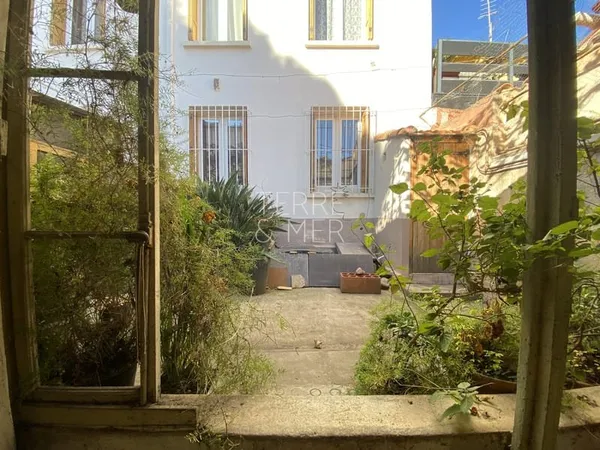 Maison de ville avec garage, cour et dépendance